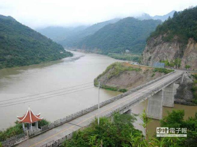 一輛載有26名台灣旅客的遊覽車行駛至福建省漳州市華安縣沙建鎮利水村沙坑口路段時，掉入九龍江中。(圖為資料照取自福州新聞網)