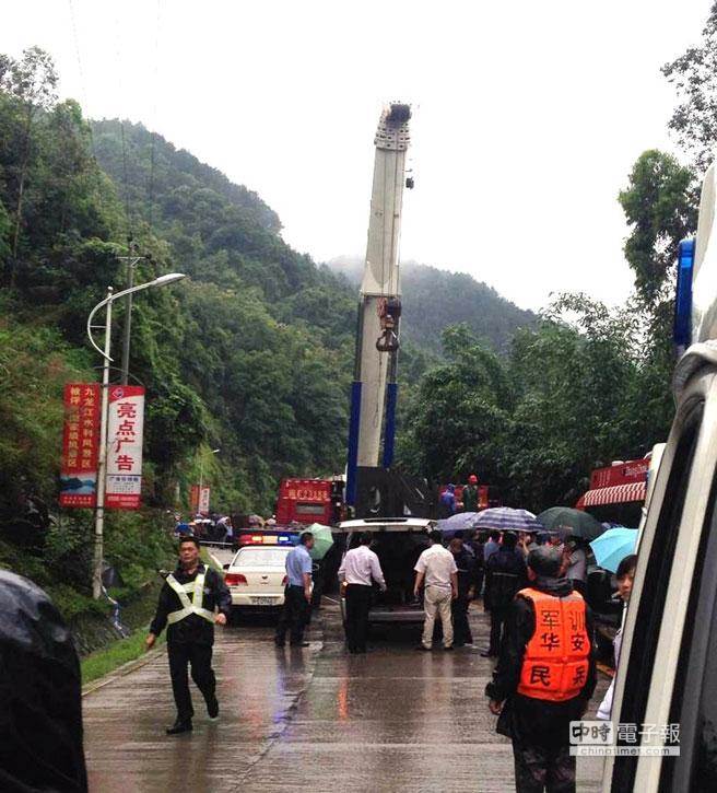 台灣旅行團出遊漳州，旅覽車不慎跌落九龍江，漳州市出動救難人員全力搜救。（中新社）