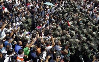 不顧戒嚴令 逾千泰人街頭示威