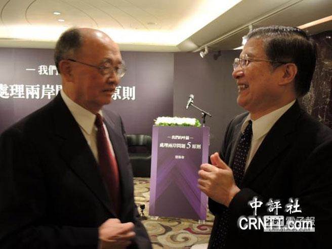 李登辉时代国安会副秘书长林碧照(右)参加「我们的呼吁」处理两岸问题5原则发布会，与前驻美代表程建人(左)谈话。(中评社摄)