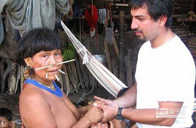 美國男子大衛．古德（David Good）在委內瑞拉的亞諾馬米部落，與分隔19年的母親亞瑞瑪（Yarima）重逢。（摘自美國中文網）