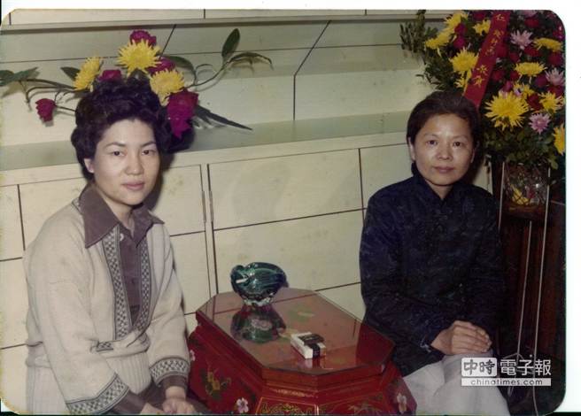 姚成璋的母親魏玉霞(左)和沈雲英是青葉台菜第一代股東。(圖／青葉提供)