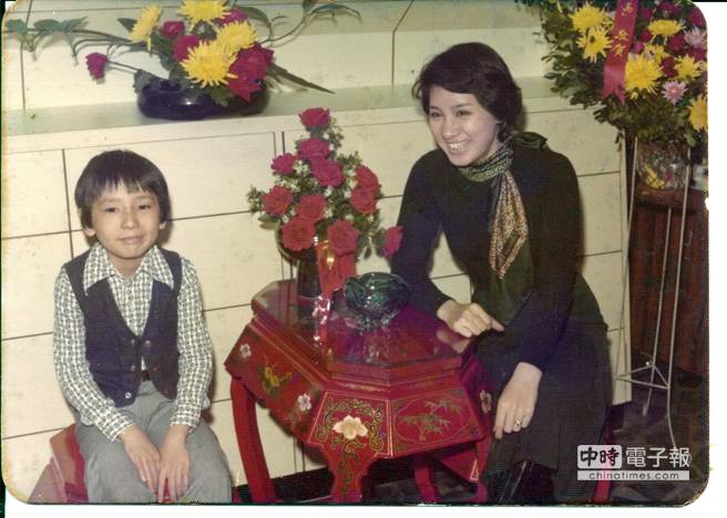 姚成璋（左）在讀小學前，天天被保母帶去看楊麗花(右)的歌仔戲，是楊麗花的小粉絲。(圖／青葉提供)
