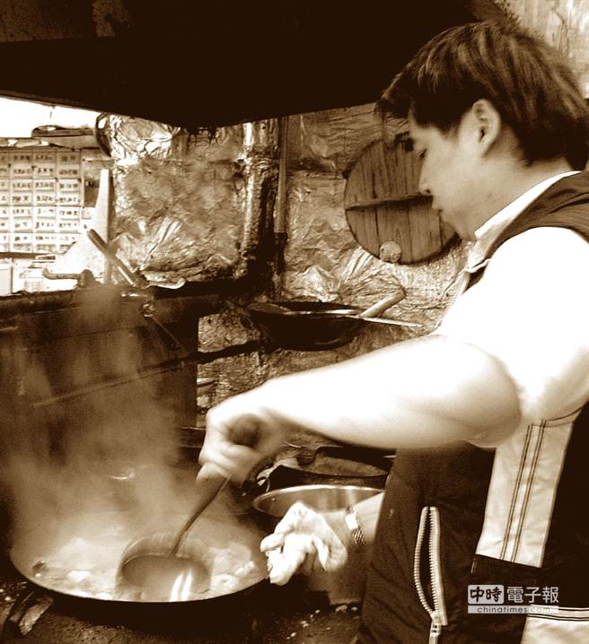 青葉餐廳創辦人沈雲英很嚴，廚師作菜不敢打馬虎眼。(圖／青葉提供)