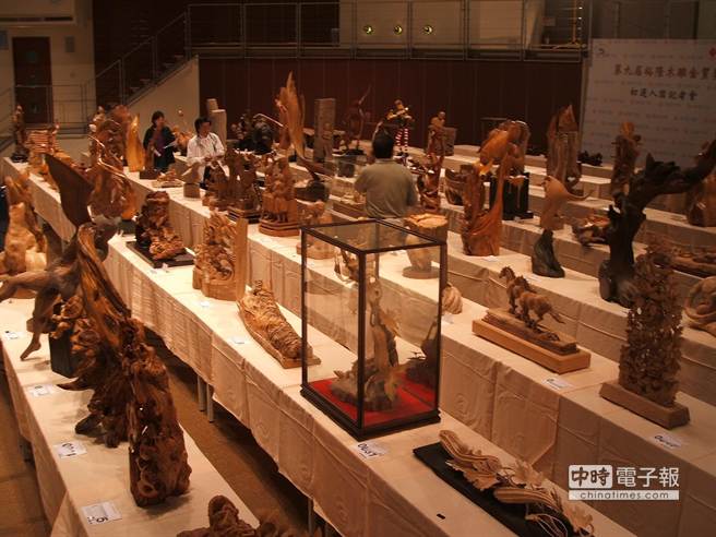 裕隆汽車公司主辦木雕創作金質獎，圖為評選現場。（裕隆公司提供）