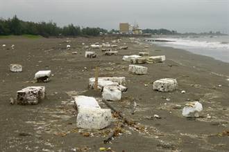 廢棄蚵架 汙染台南海岸線