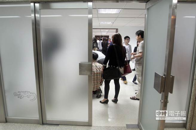 圖為大門口沒有任何顯著招牌看板。（王遠茂攝）