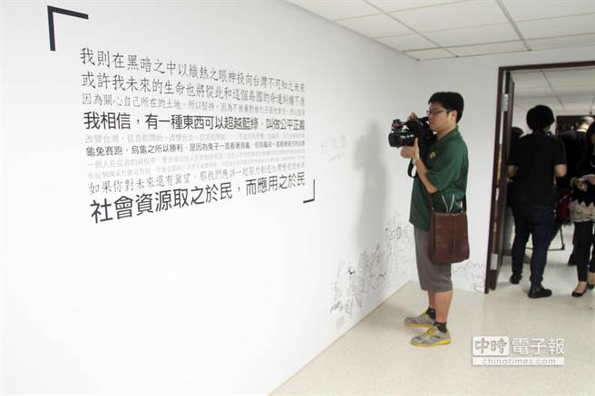 民進黨在野整合黨內初選民調進入最後倒數階段，台北市長參選人柯文哲11日出席「讓改變繼續」記者會，介紹辦公室由年輕藝術家設計成果，說明龜兔賽跑，烏龜最後贏得比賽，烏龜會贏是因為兔子一直看著烏龜，可是烏龜一直看著遠方目標。以柯P話說作為文化設計創作藝術。圖為大門口沒有任何顯著招牌看板。  （王遠茂攝） 