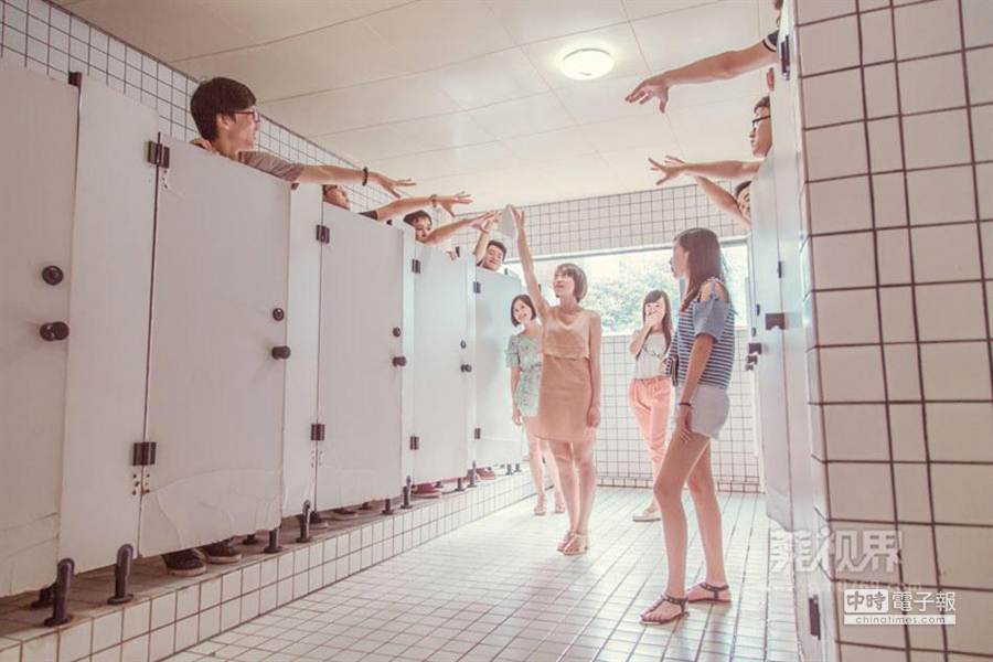 东 莞 大 学 生 搞 怪 厕 所 拍 毕 业 照 
