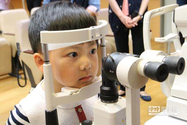 愈來愈多學童愛用平板電腦等3C產品，近視問題持續惡化。（資料照片 郭逸攝）