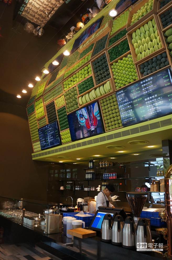 在Whats Green外賣區，食客可以自己挑選食材組合成不同口味沙拉。(圖／姚舜攝)