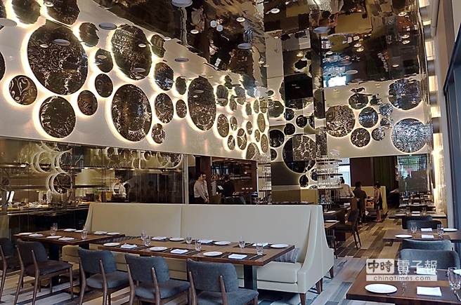 Whats Grill的裝潢十分「炫目」，白天晚上不同風情。(圖／姚舜攝)