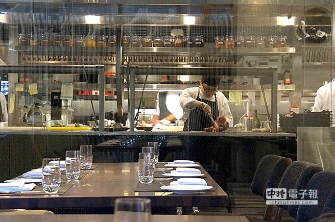 只用整片玻璃區隔的全開放式廚房，可以清楚看見廚師炭烤作業。(圖／姚舜攝)