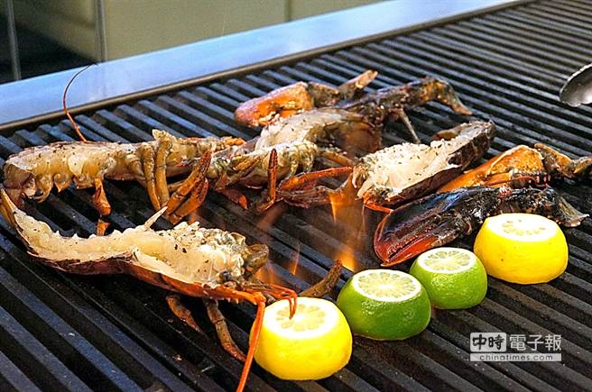 Whats Grill的菜單上除炭烤牛排外，還有炭烤龍蝦、海鮮與蔬菜。(圖／姚舜攝)