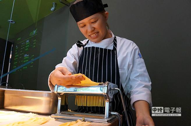 在Whats Green可以買到手工現製的新鮮麵大利麵(Fresh Pasta)回家自己煮食。(圖／姚舜攝)