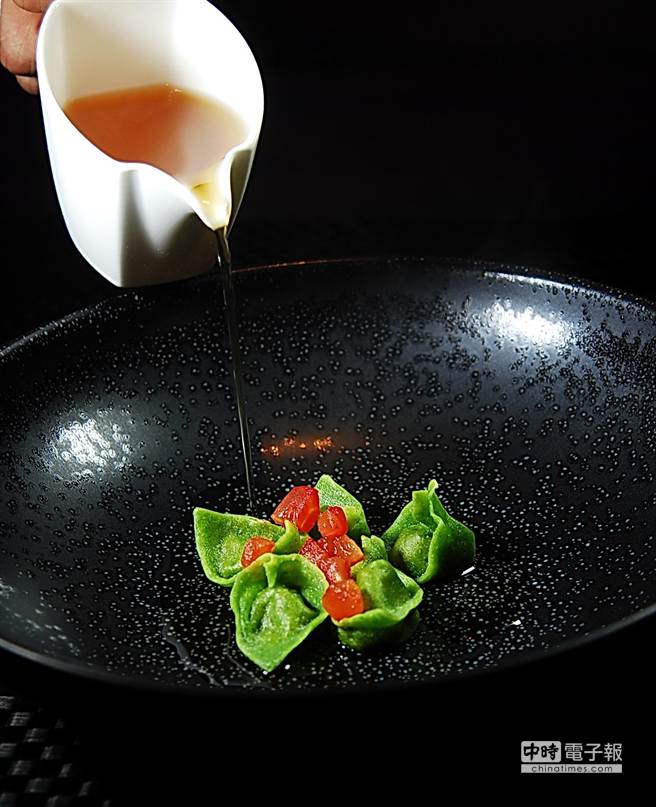 ／經過義大利廚藝顧問指導，Whats Grill的義大利麵食烹藝大幅提升，圖為形色味皆魅人的「松露雞湯餃」。(圖／姚舜攝)