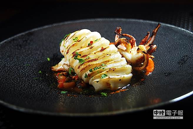 以紅椒醬汁提味的「現烤花枝」，具北 非風味。(圖／姚舜攝)