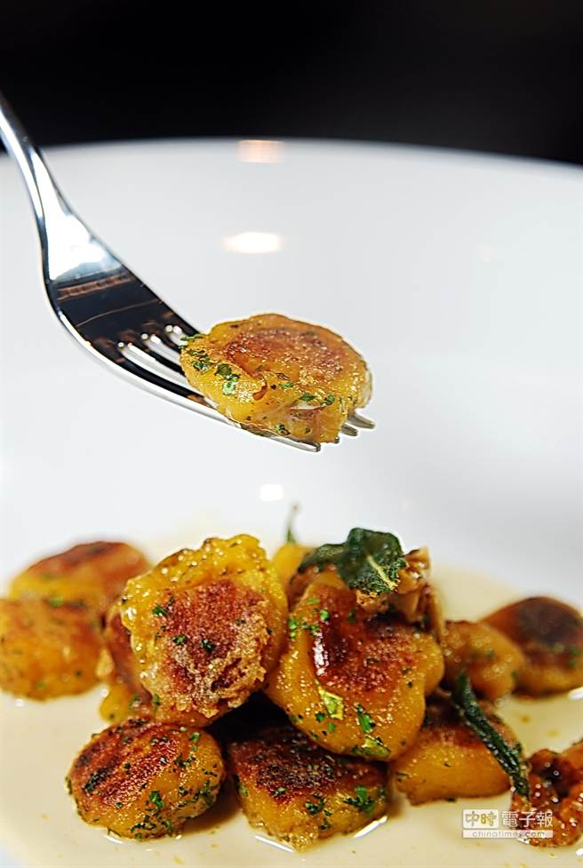 「煎南瓜麵球」就是香煎的義大利麵疙瘩，表層香酥脆，內裡滑綿鬆軟。(圖／姚舜攝)