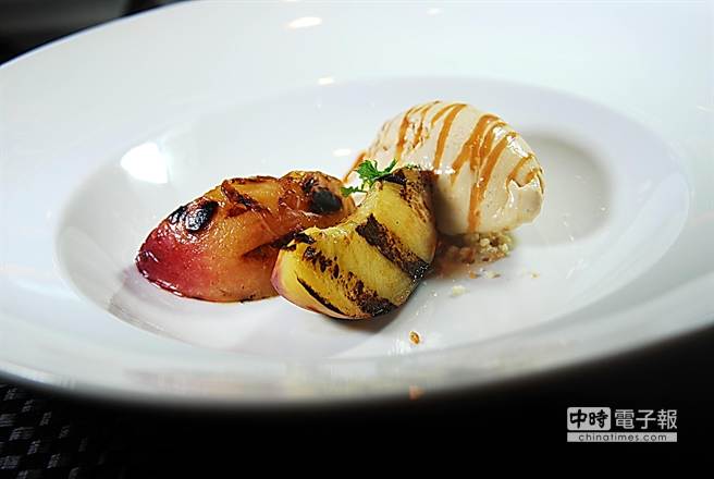 在Whats Grill，水果也可炭烤作甜點，圖為炭烤水蜜桃配冰淇淋。(圖／姚舜攝)