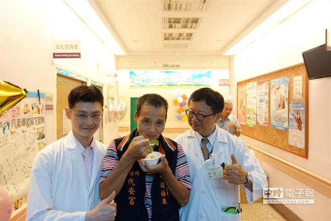 罹患食道癌獲得治療痊癒的連福泉(中)，開心的大啖蛋糕。(林欣儀攝)