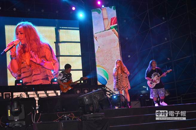 貼心的阿妹，更在現場直播中間進廣告時，馬上跟Boxing樂團即興唱了〈我的歌聲裡〉，讓場子熱到翻。（簡浩正攝）