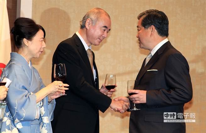 外交部次長石定（右）與即將離任的日本駐台代表樽井澄夫（左二）握手致意。（姚志平攝）