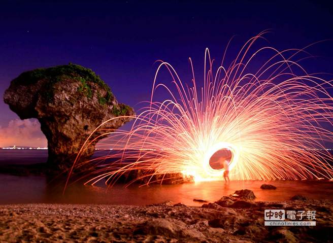 有攝影玩家日前夜間到小琉球花瓶岩遊玩，點火燃燒鋼絲絨，拍攝出火花四射火圈的美麗效果，將照片PO上網引發論戰。（翻攝自網路）