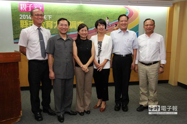 新北市教育局長林騰蛟（左起）、台中市副市長蔡炳坤、台北市教育局長林奕華、親子天下雜誌總編輯陳雅慧、新竹市長許明財、宜蘭縣長林聰賢，齊聚一堂關心台灣教育。（盧金足攝）