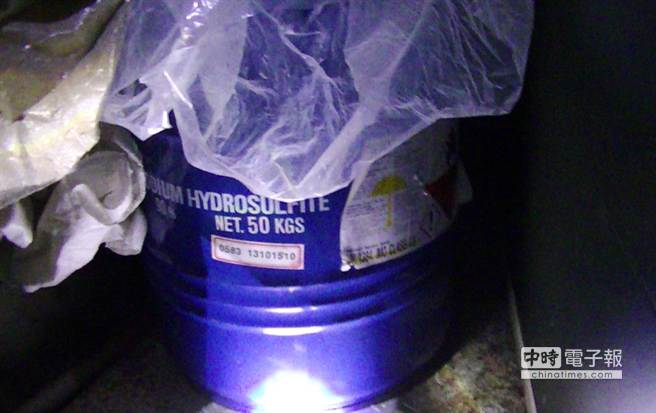 檢警查扣的低亞硫酸鈉。（陳慶居翻攝）