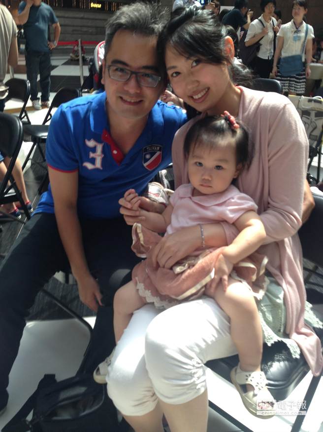 台鐵列車長池小姐也是親自哺乳的媽媽，今天全家出席指出，有了社會支持哺乳環境將愈來愈好。(郭佳容攝)