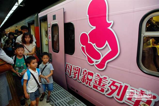 普悠瑪和EMU1200型自強號，在第7節車廂外有識別圖案。（方濬哲攝）