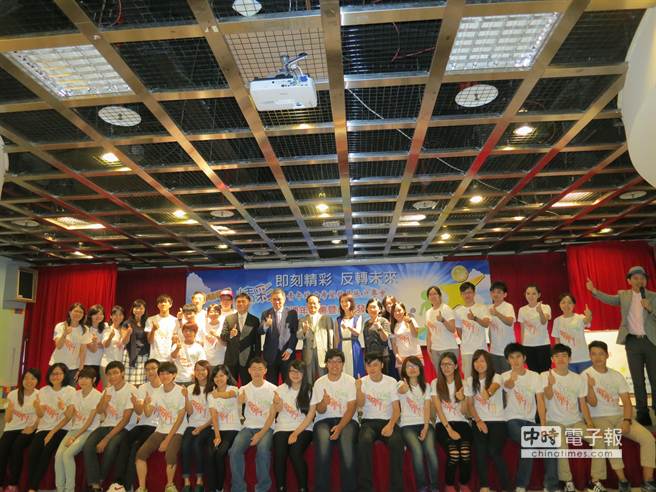 台北市長郝龍斌與王月蘭基金會董事長王文洋上午在「young young」青年每年的成果發表會與同學合照。（邱文秀攝）