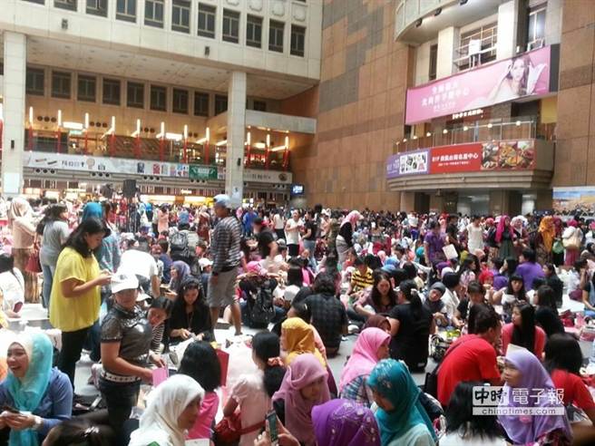 台北车站今因回教开斋节，涌进4万人潮。（图/台铁提供）