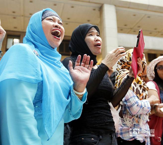 台铁与微风广场并邀请回教团体演出传统舞蹈与歌曲，离乡背景的移工们穿着传统服饰开心地跟着唱和，聊以稍解思乡之情并感受到台湾人的热情与温暖。（陈志源摄）