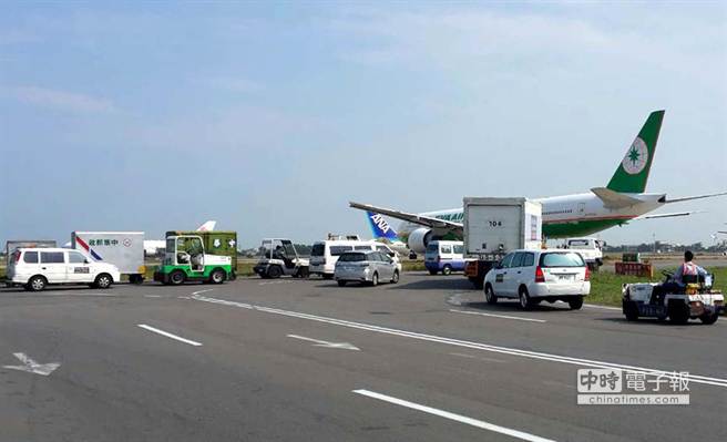 圖為通往貨機坪跟倉儲區的車道上，工作車輛與EC滑行道上的飛機，都塞在十字路口。（高興宇攝）