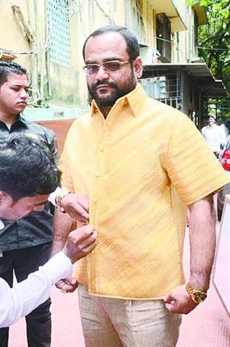 印度男製4公斤黃金衣 為自己慶生
