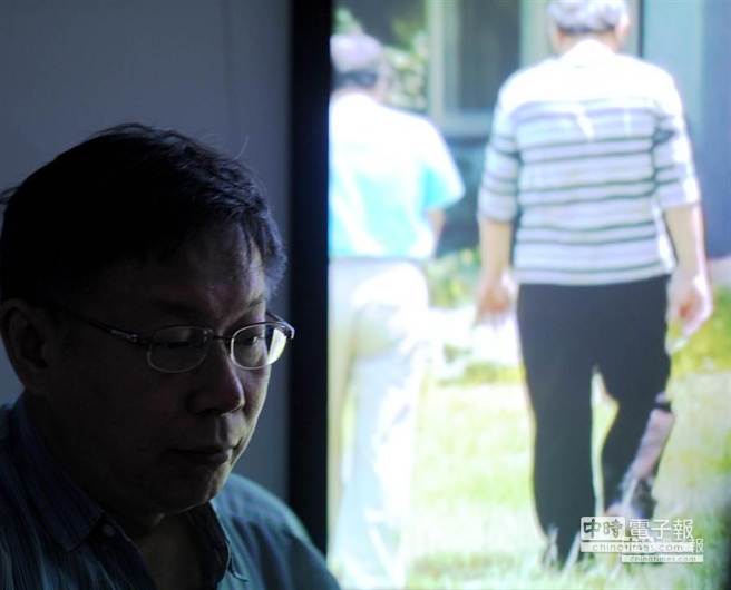 無黨籍台北市長參選人柯文哲在父親節這天推出「銀髮照顧」政策影片。（季志翔攝）