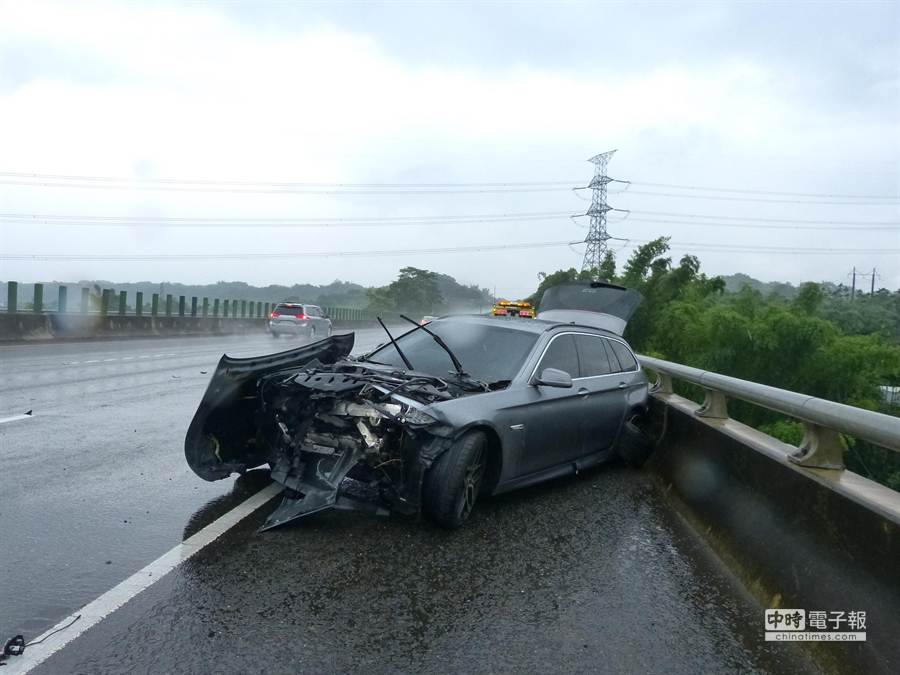 嘉义降暴雨bmw撞国道护栏全毁 社会 中时