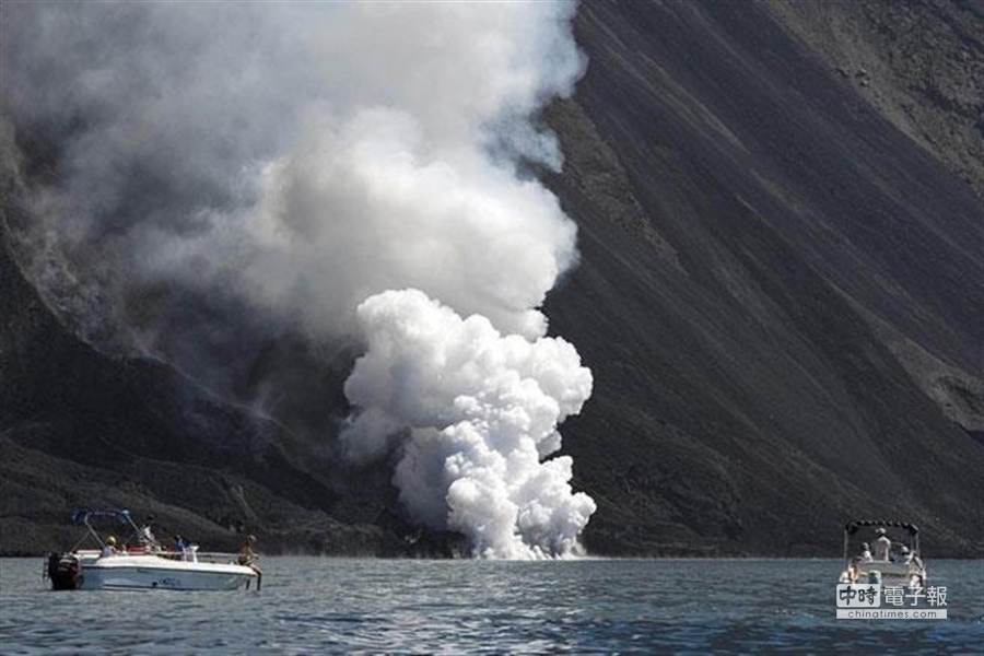8月9日，在義大利的斯特龍博利島海域，遊客在船上欣賞火山熔岩匯入大海。(取自鳳凰資訊網)