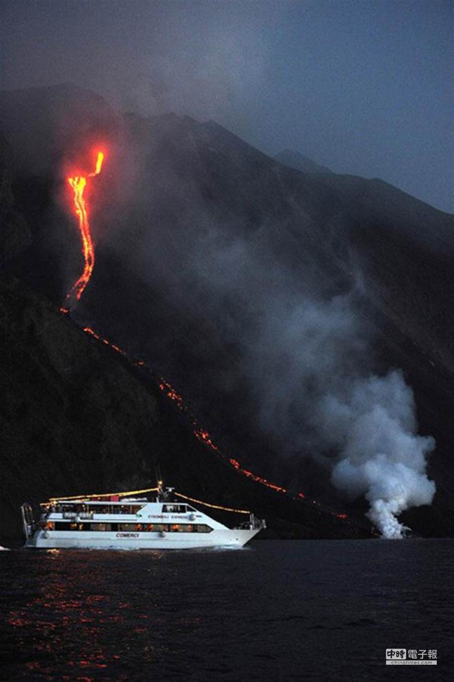 遊客在船上欣賞火山熔岩匯入大海。(取自鳳凰資訊網)