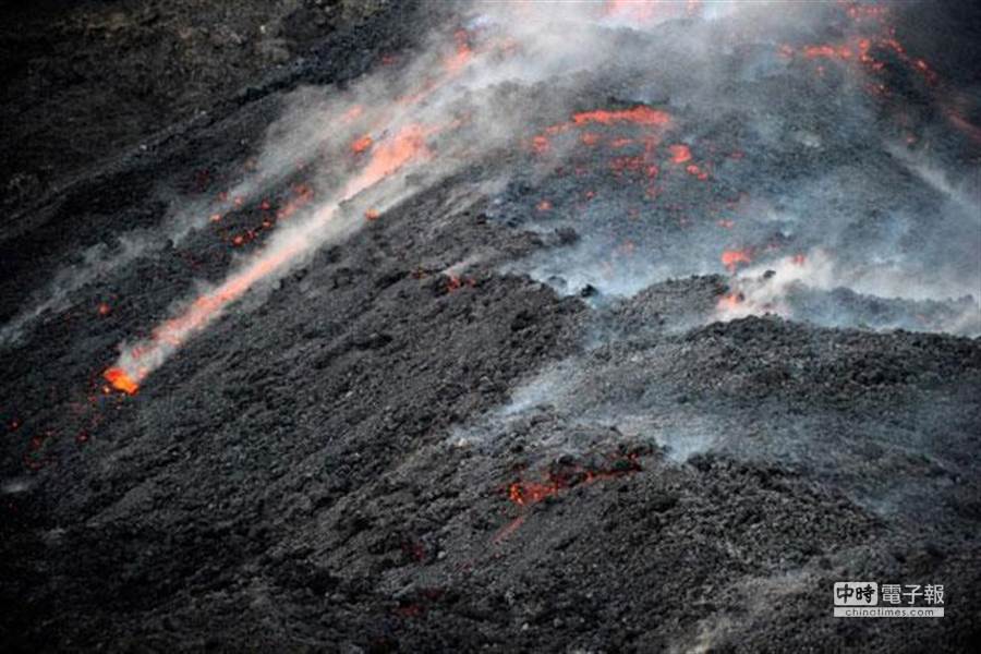 斯特龍博利火山是歐洲最活躍的火山之一，常有濃煙和岩漿從火山口噴出。(鳳凰資訊網)