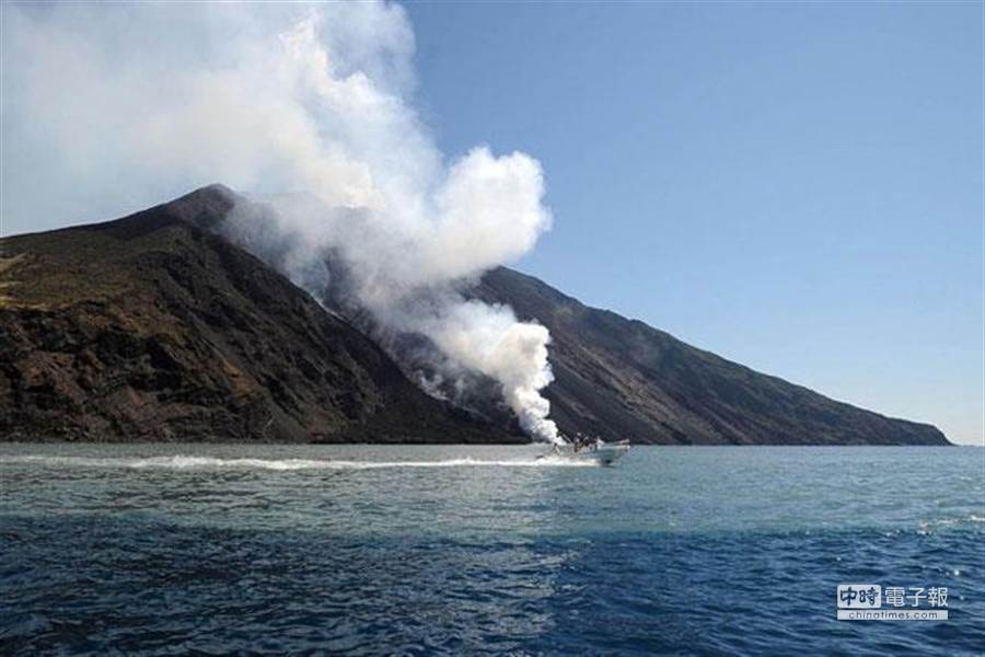 義大利推出一絕無僅有的火山參觀行程，讓觀光客可近距離觀賞火與水交融的獨特景觀。(鳳凰資訊網)