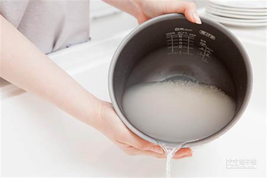洗米水可以洗碗盤、擦地板，還能拿來保濕美白。摘自網路