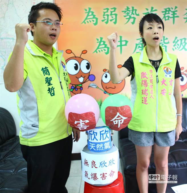 台北市議員參選人簡聖哲（左）、歐陽瑞蓮（右）召開記者會指出，多數天然氣公司的總經理被退休將領把持，遭質疑沒有專業性。（張立勳攝）