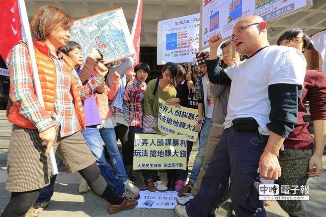人民民主陣線抗議財團荒謬玩法。（方濬哲攝）