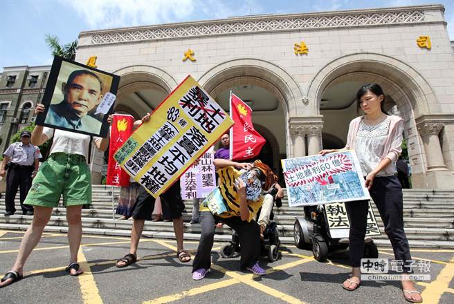 林榮三么子、瓏山林建設董事長林鴻堯以灌人頭假贈與方式開發士林官邸旁土地，牟取暴利可達60億元，高院日前卻只輕判4個月，易科罰金12萬元定讞。人民民主陣線成員20日前往司法院前以行動劇抗議，要求全面徹查瓏山林所有建案，從重量刑以杜絕土豪炒地歪風。（王錦河攝）