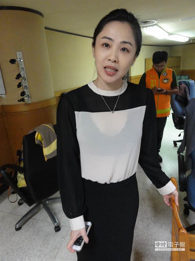新北市議員李婉鈺穿著黑色薄紗透明裝，姣好身材成為各界注目焦點。(林金池攝)