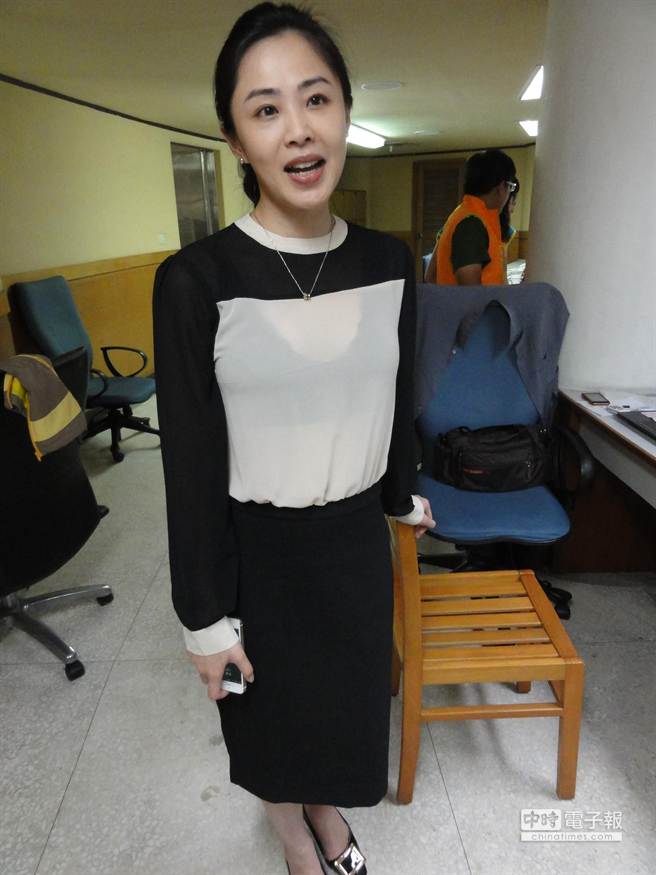 新北市議員李婉鈺穿著黑色薄紗透明裝，姣好身材成為各界注目焦點。(林金池攝)