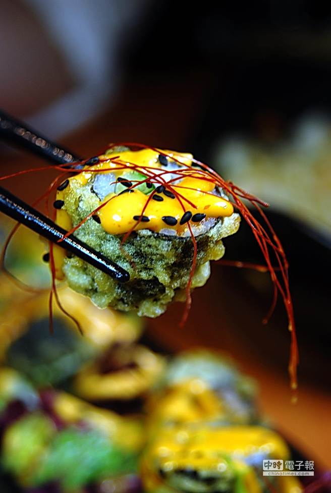 「炸彈超人」是油炸的海苔卷壽司，表層酥香脆適合配酒。(圖／姚舜攝)