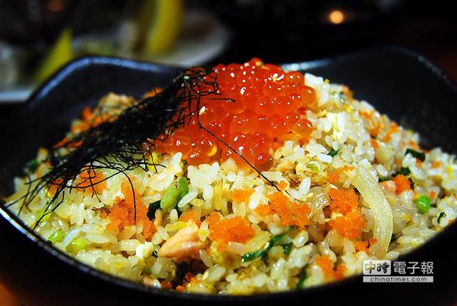 「鮭魚卵炒飯」用了大量鮭魚卵和鮭魚肉，以及雞蛋、洋蔥和蔥花炒成。(圖／姚舜攝)